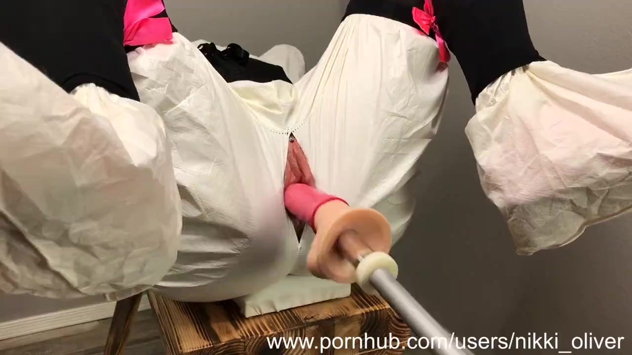 Хорошенькая потаскушка без проблем сосет действительно большой самотык